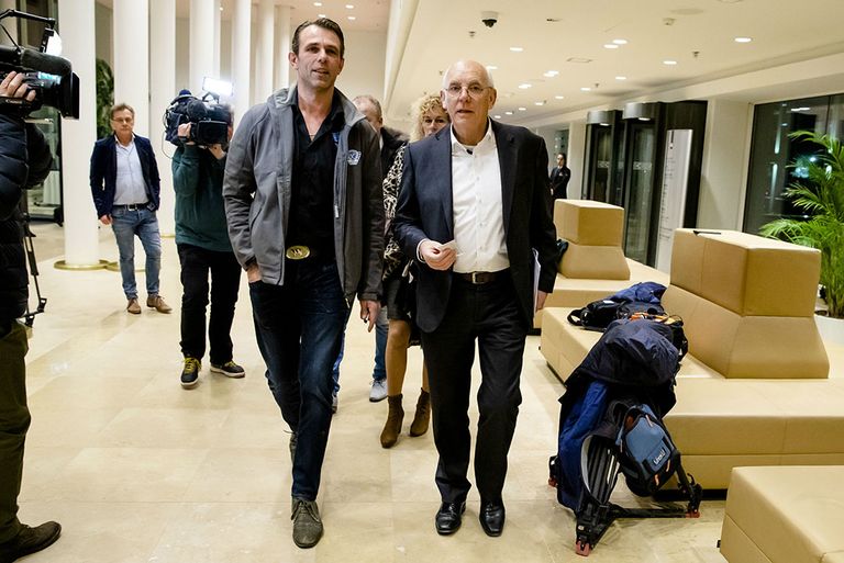 Jeroen van Maanen (Farmers Defence Force) en Aalt Dijkhuizen (Landbouw Collectief) komen aan bij het ministerie van Landbouw, Natuur en Visserij (LNV), vrijdagmorgen 7 februari, voor een gesprek met minister-president Mark Rutte en minister Carola Schouten van LNV. - Foto: ANP