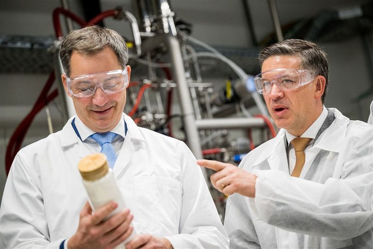 AB Inbev’s CEO Michel Doukeris (rechts) tijdens een rondleiding met de Belgische premier Alexander De Croo (links) in het innovatie- en technologiecentrum in Leuven. Foto: ANP