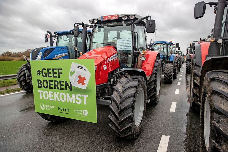 Vlaamse boeren protesteren tegen het stikstofbeleid, zoals hier in Roeselare. - Foto: ANP