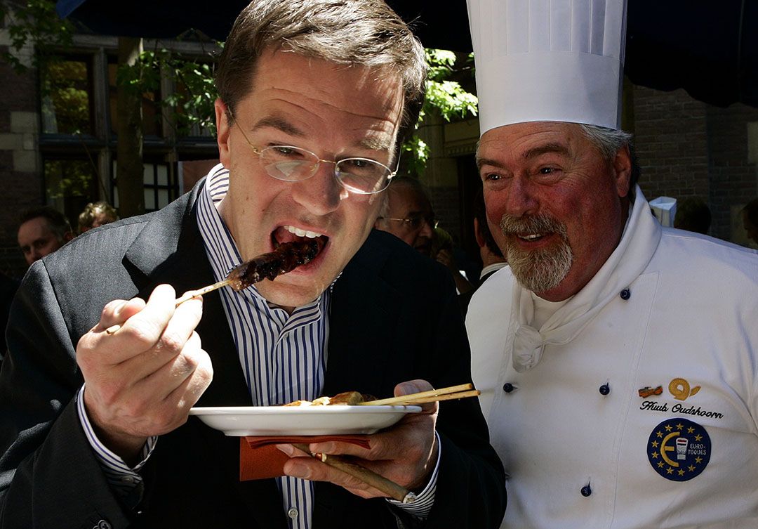 Een piepjonge Mark Rutte op de Binnenhof-Barbecue in 2006. - Foto: ANP