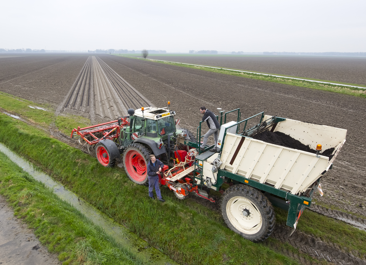 Van Strien ontwikkelde samen met collega-telers een zaaimachine waarmee bij het zaaien een laag van 2 centimeter fijne compost over het zaad in de rij wordt gelegd.<br /><em>Foto's: Ruud Ploeg</em>