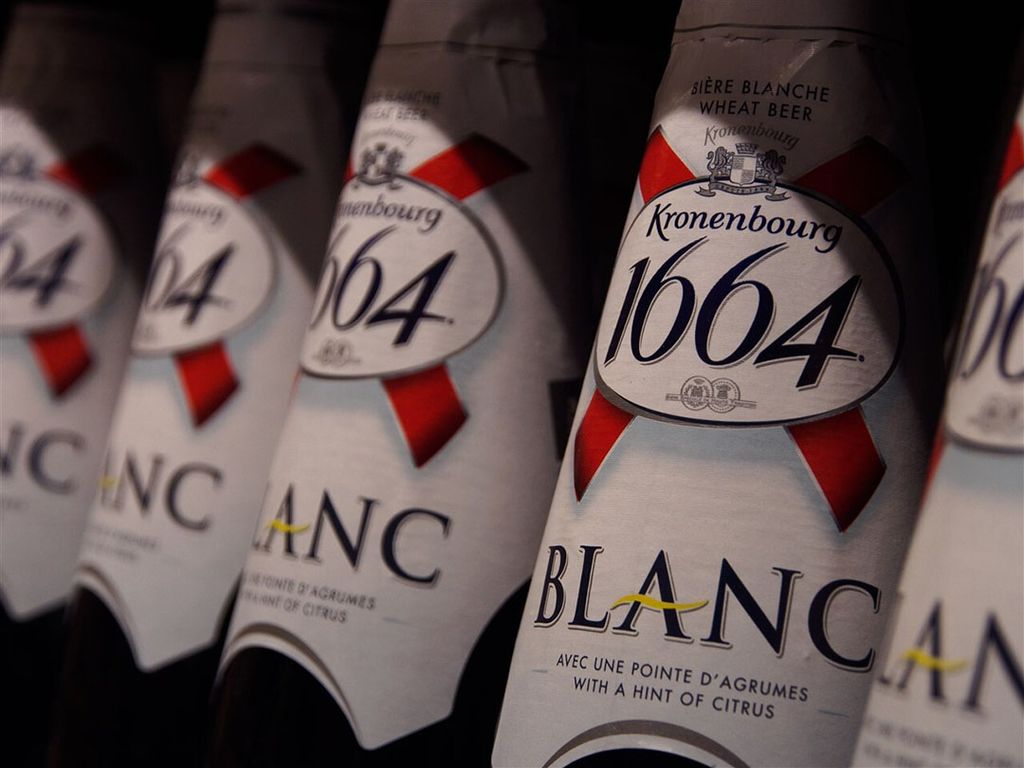 Vanaf volgend jaar bevat het bier 1664 Blonde van Kronenbourg, dat 10% van alle Franse bierverkopen voor haar rekening neemt, minimaal 20% gerst van gegarandeerde herkomst. - Foto: Sopa Images