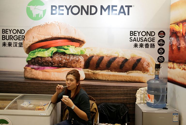 Stand van Beyond Meat op een Chinese beurs. Don Lee Farms, concurrent van Beyond Meat, klaagt de onderneming aan vanwege 'valse beweringen' over de samenstelling van de producten. - Foto: Reuters