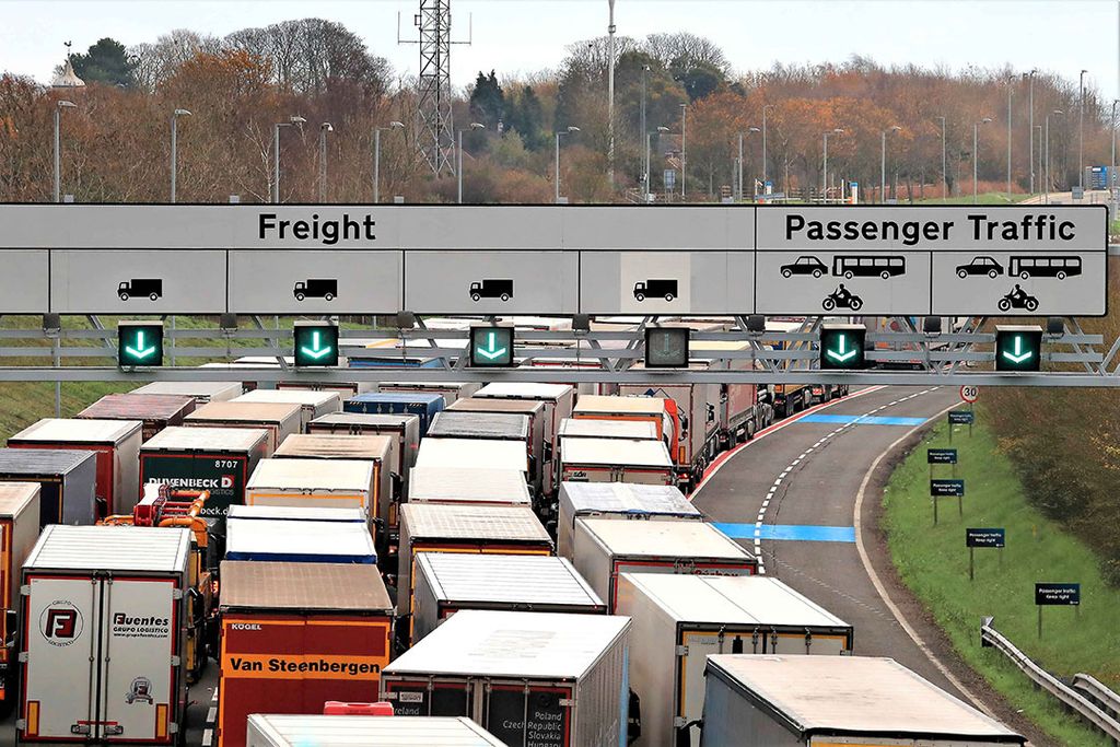 De dagelijkse file voor de Kanaaltunnel. Die zou volgens Britse amtenaren aan beide zijden van de grens kunnen gaan verdubbelen. - Foto: Gareth Fuller/ANP