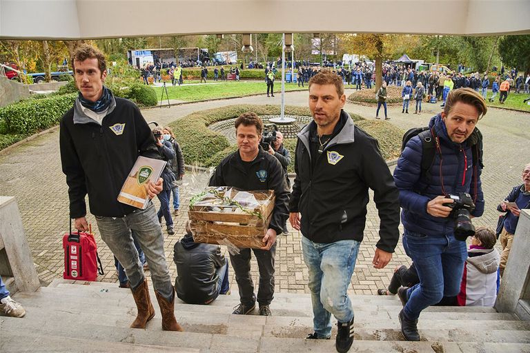 Het bestuur van Farmers Defence Force (FDF) overhandigde in november vorig jaar het Farmer Friendly-plan bij het CBL. - Foto: ANP