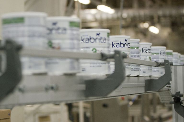 Productie van Kabrita peutermelk in de fabriek van Ausnutria Hyproca in Leeuwarden. - Foto: Boerderij