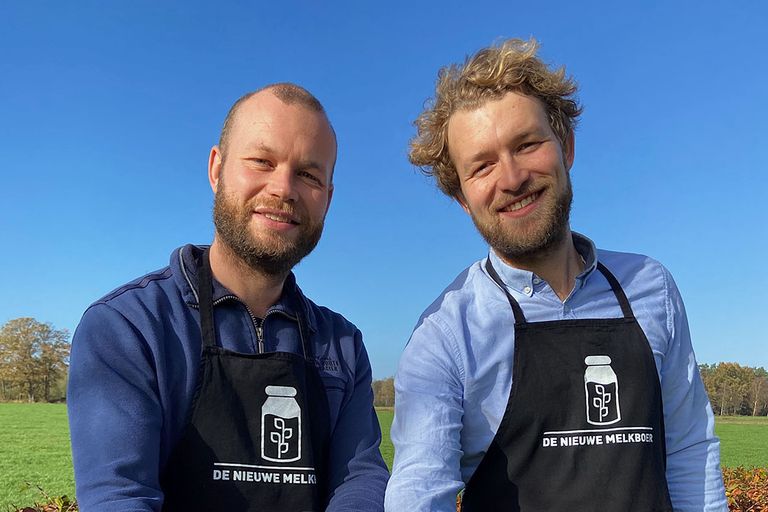 De Nieuwe Melkboer komt voort uit het melkveebedrijf van de familie Grobben in Enschede, lid van de coöperatie FrieslandCampina. De jongste generatie Bart en Tom besloten plantaardige zuivel te gaan produceren. Foto: De Nieuwe Melkboer