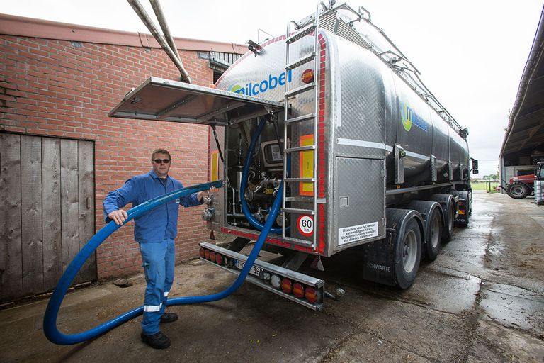 Melkophaling door Milcobel ergens in Vlaanderen. Dit gebied is van beide Belgische landsdelen het meest geschikt voor de melkveehouderij. Milcobel had hier de laatste jaren weinig echt serieuze concurrentie.