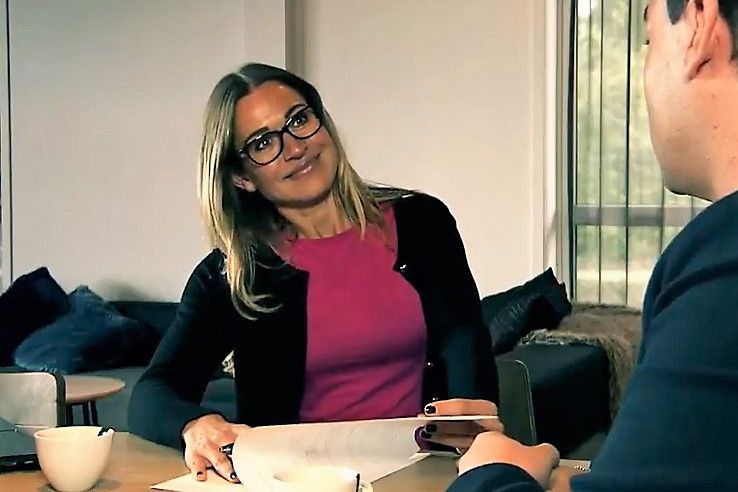 Ela Timar aan het werk als intercedente voor uitzendbureau Interactief Groep. - Beeld uit video door Artra