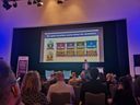 Jakob Skovgaard, eigenaar van het Deense PlanetDairy, vertelt over de positionering van hun hybride kaas op de Hybrid Food Conference. Foto: Eiwit Trends