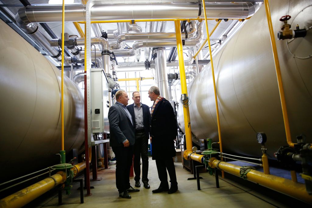 Minister Henk Kamp tijdens een bezoek aan Ammerlaan The Green Innovator in 2018. De kas wordt verwarmt met aardwarmte. - Foto: ANP