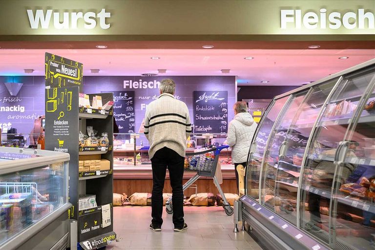Vooral bij vlees heeft de primaire sector last van een prijzenoorlog tussen supermarkten, zegt de Duitse landbouwminister Julia Klöckner. - Foto: ANP