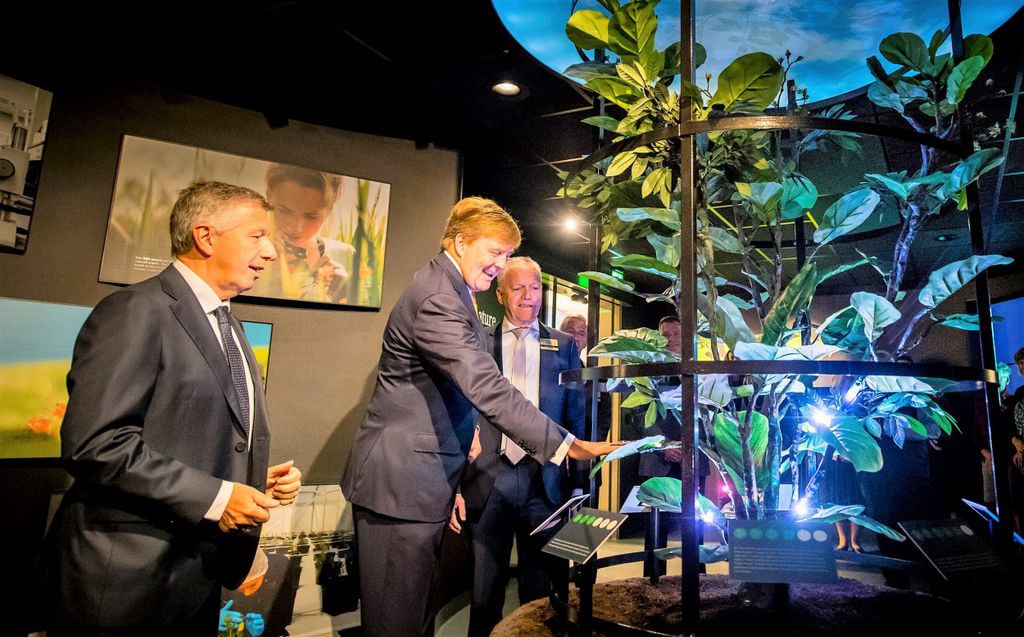 Koning Willem Alexander zet het licht aan bij het Experience Center van Koppert Biological Systems. - foto: Koppert