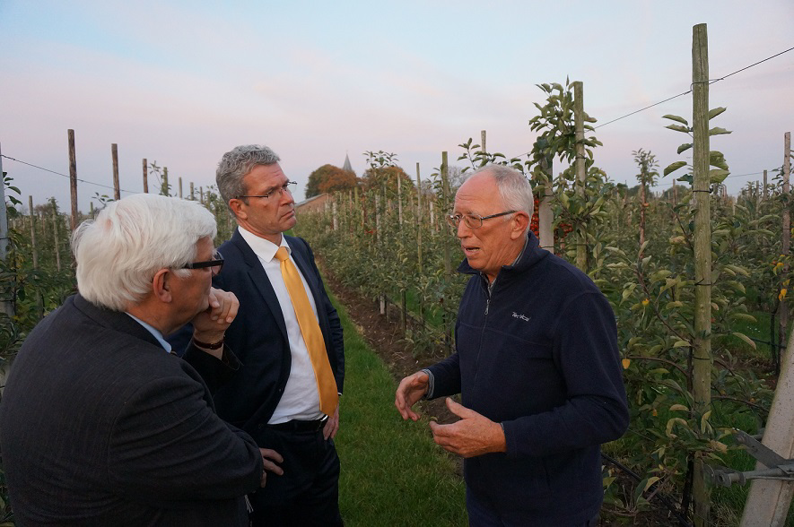 SGP-politici op bezoek in de fruitteelt in 2014 (midden Elbert Dijkgraaf, rechts oud-NFO-voorzitter Johan van Haarlem)