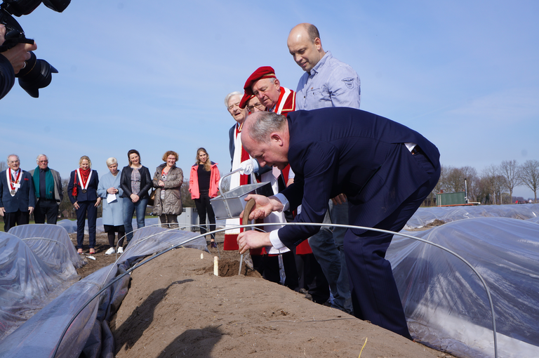 Op de voorgrond De Kok, naast hem Van Beek en enkele leden van het Brabants Asperge Genootschap.