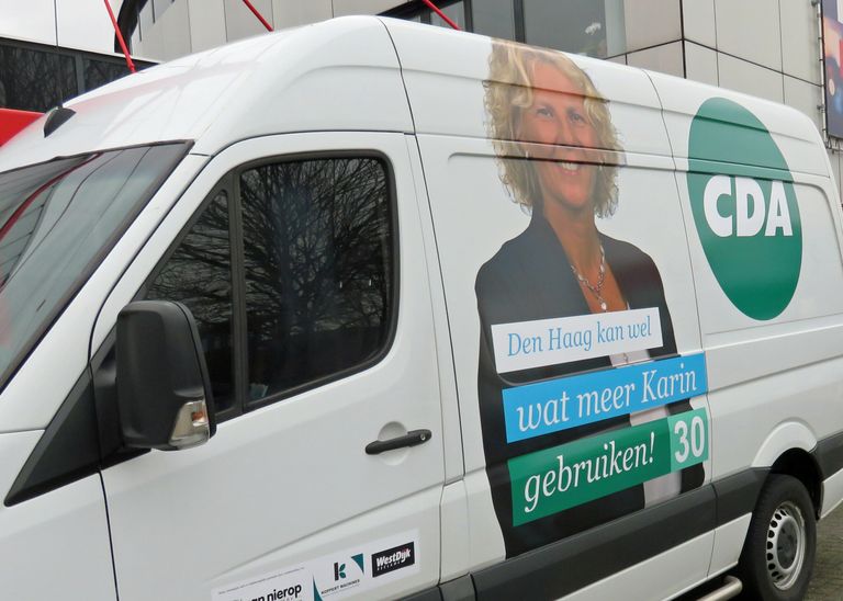 Een achtkoppig promotieteam rond Karin Zwinkels plakt posters en rijdt rond met de promotiewagen. - foto: Ton van der Scheer