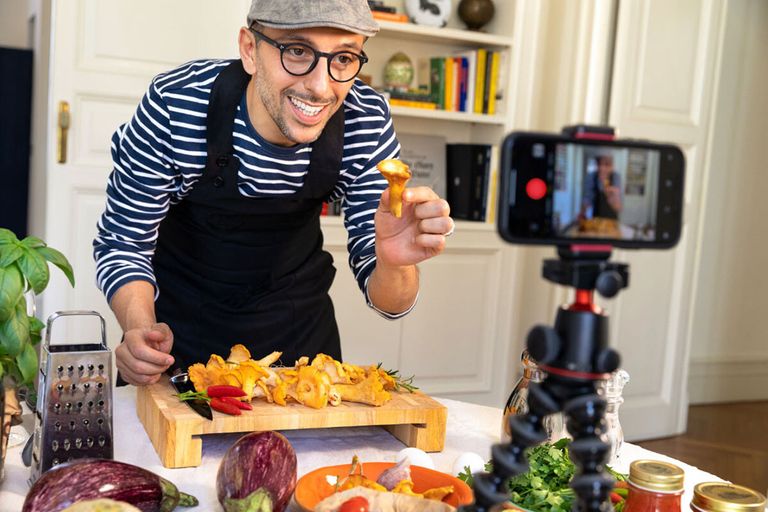 Food influencers geven antwoord op de vraag: wat eten we vandaag en daar kunnen voedingsbedrijven op in spelen. - Foto: Canva/Marco_Piunti