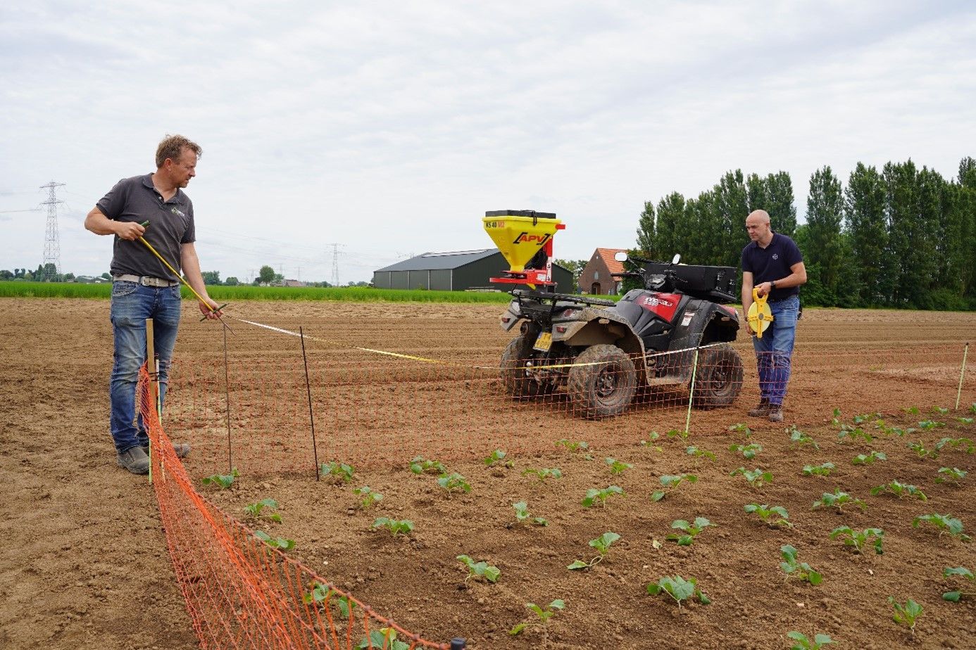 Proefveldhouder Joris Giesen (Giesen Crop Research) meet samen met Stefan van Heist (Bayer) een proefperceel uit. Half juni moeten er nog veel gewassen de grond in.