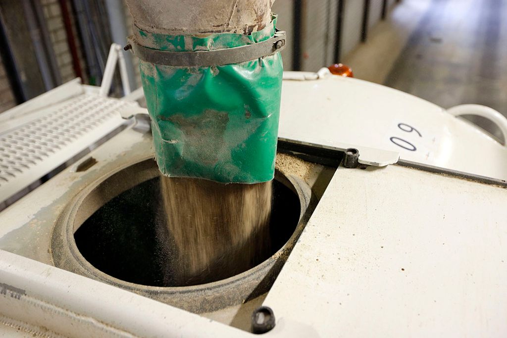 Laden van varkensvoer in een bulkauto bij mengvoerfabrikant Fransen Gerrits. - Foto: Bert Jansen