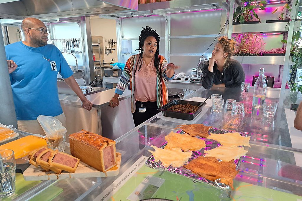 Chef Sharon de Miranda (midden) verwerkte de levertjes en hartjes van de Oranjehoen-kip in een sambal. Vrijwel alle ingrediënten komen uit de omgeving. - Foto's: Norbert van der Werff