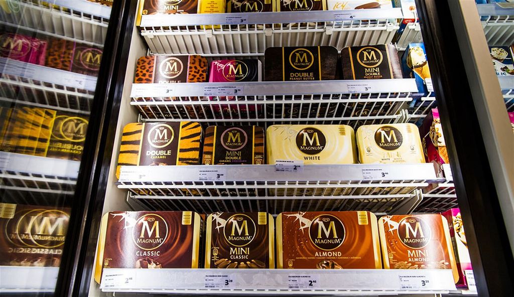 IJs van Magnum, een merk van Unilever, in een vriesvak bij een supermarkt. Foto: ANP