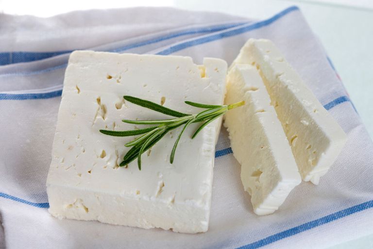 Binnen de EU mogen alleen producenten in een bepaalde regio in Griekenland, die de kaas volgens specifiek recept produceren, de naam feta gebruiken. - Foto: Canva/JPC-PROD