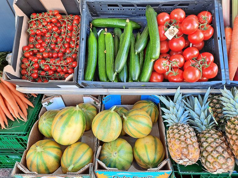 Biologische groenten op de markt in Poeldijk.
