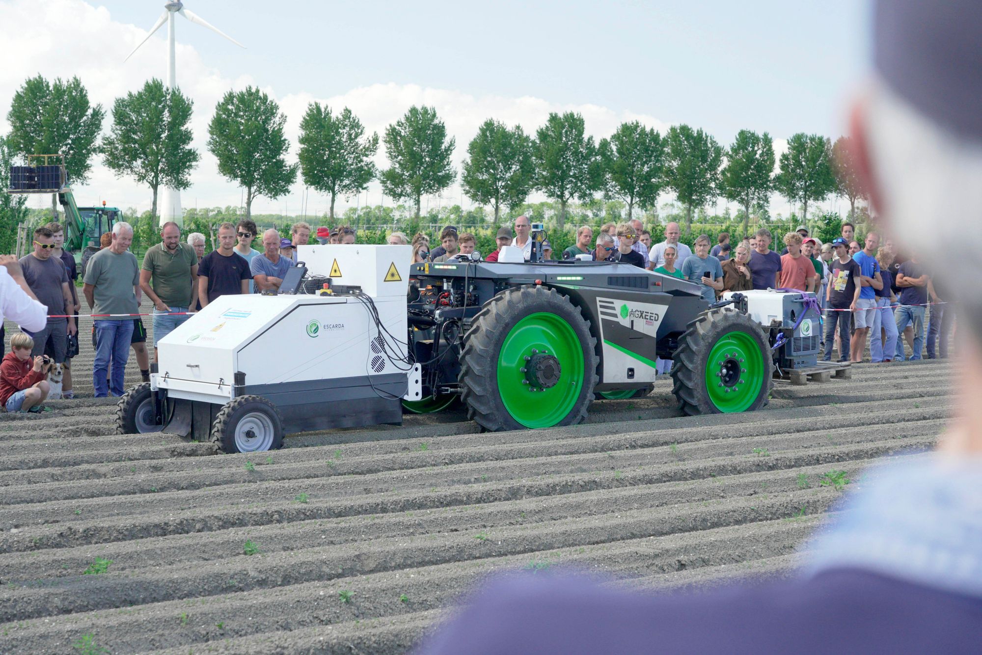 Op de foto de Ascarda-laserwieder in combinatie met een autonome tweewielaangedreven AgXeed-robot. Daarnaast zien bezoekers van de Biovelddag demo’s over onderzaai van klaver, goed plantwerk voor bioteelt en innovatieve uienteeltensystemen. Tijdens de lezingen en thematours laten boeren zich uitgebreid informeren over diverse onderwerpen. Foto’s: Jan Willem Schouten