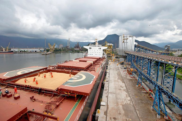 In de Tiplam-terminal in Santos, Brazilië, worden sojabonen op een schip geladen. Het land krijgt net als veel andere Zuid-Amerikaanse landen te maken met de Europese Green Deal. - Foto: Reuters