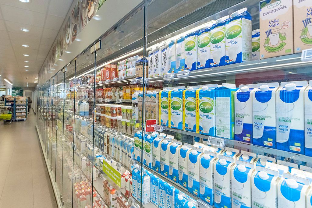Plus laat steeds meer producten uit het huismerkzuivelassortiment afvullen met biologische melk. - Foto: Koos Groenewold