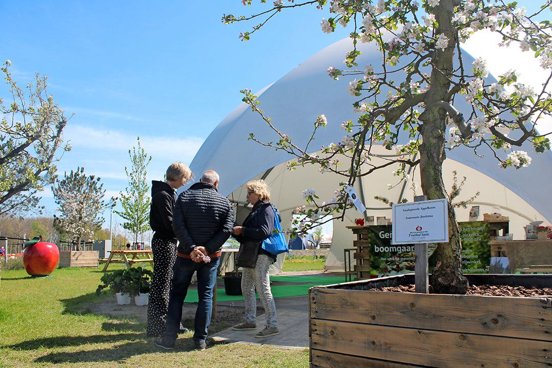 De tent van Fruithal Smits op de Floriade . - foto: Ton van der Scheer