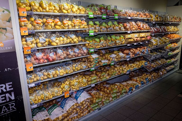 Aardappelen in de supermarkt. De biologische aardappelen zijn over vijf jaar volledig robuust, beloven marktpartijen. - Foto: Roel Dijkstra