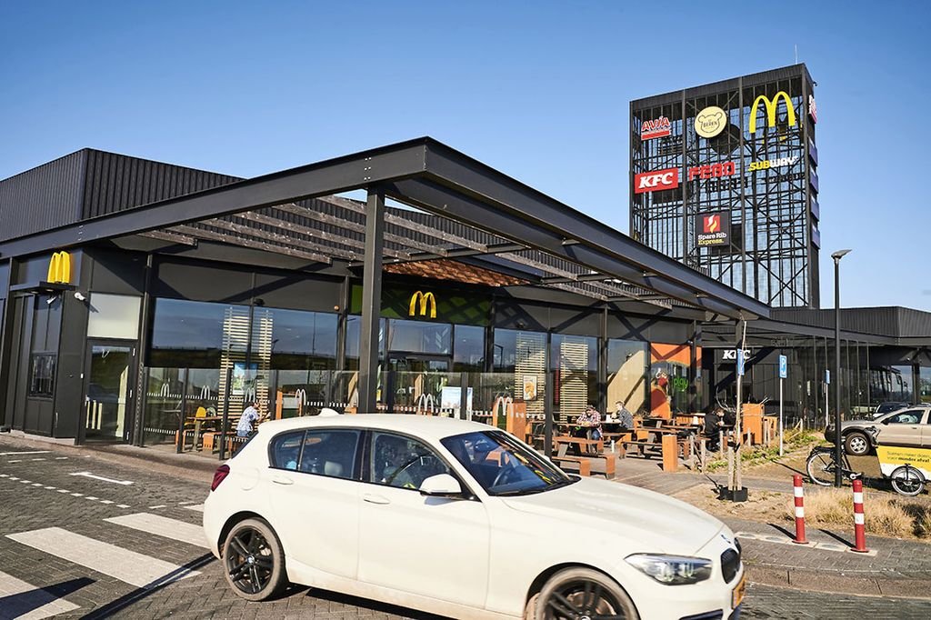 Een fastffoodcomplex in Zwaag met fastfoodketens zoals McDonalds, KFC, Febo, Subway en Spare Rib Express op één locatie bij elkaar. Foto: ANP