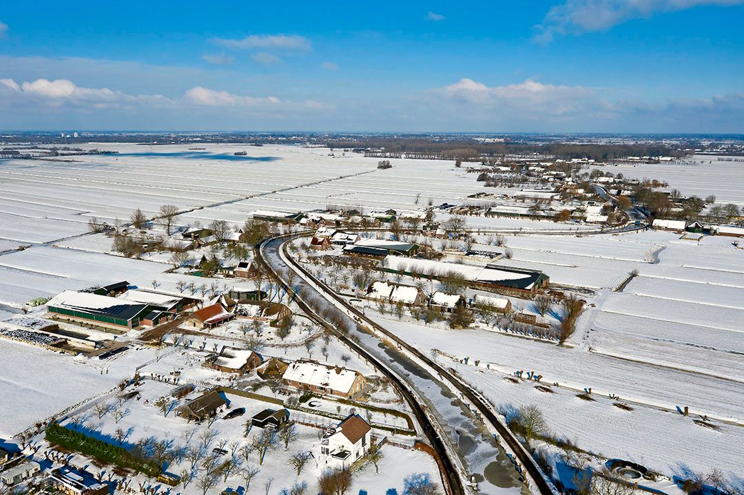 Personeel dat thuis zit door winterweer kan door vollegrondsgroente- en fruittelers niet bij het UWV worden aangemeld voor de regeling Onwerkbaar Weer. - Foto: Ruud Ploeg