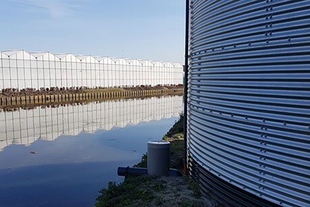 Opvang via waterbassins is niet ingezet in De Lier. Toen duidelijk werd hoe hevig de bui was, had het geen zin meer om het bassin leeg te pompen. - Foto: Rainlevelr