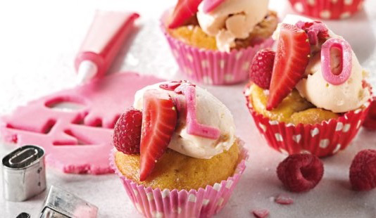 Valentijnsdag-acties in de supermarkten deze week met veel aardbeien en Pink Lady appels.