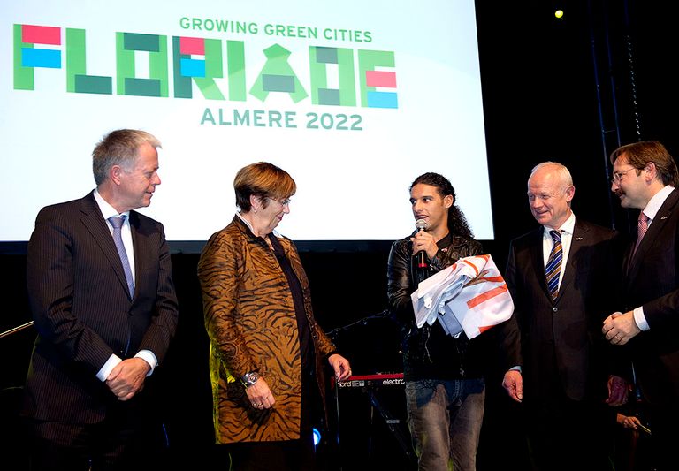 In 2012 droeg Ali B bij de slotceremonie van de Floriade in Venlo de vlag over aan de toenmalige burgemeester van Almere, Annemarie Jorritsma. - Foto: ANP