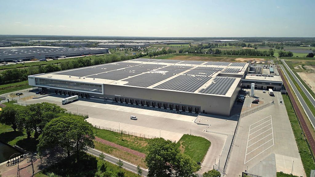 Er liggen 11.988 zonnepanelen op de nieuwe fabriek in Greenport Venlo dat een netcongestiegebied is - Foto: Hessing Supervers.