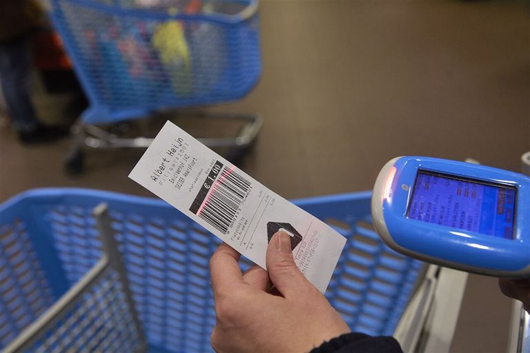 Albert Heijn is niet de enige supermarkt die deze stap zet. Ook Lidl gaat statiegeld invoeren op alle plastic sapflessen. - Foto: ANP