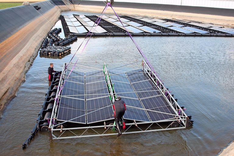 Zonnepanelen op koelend water geven meer rendement dan op land. - Foto: Harry Stijger