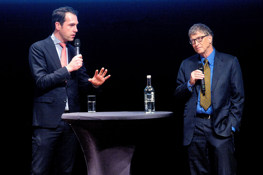 Staatssecretaris van Dam en Bill Gates.<br />Foto's: ANP