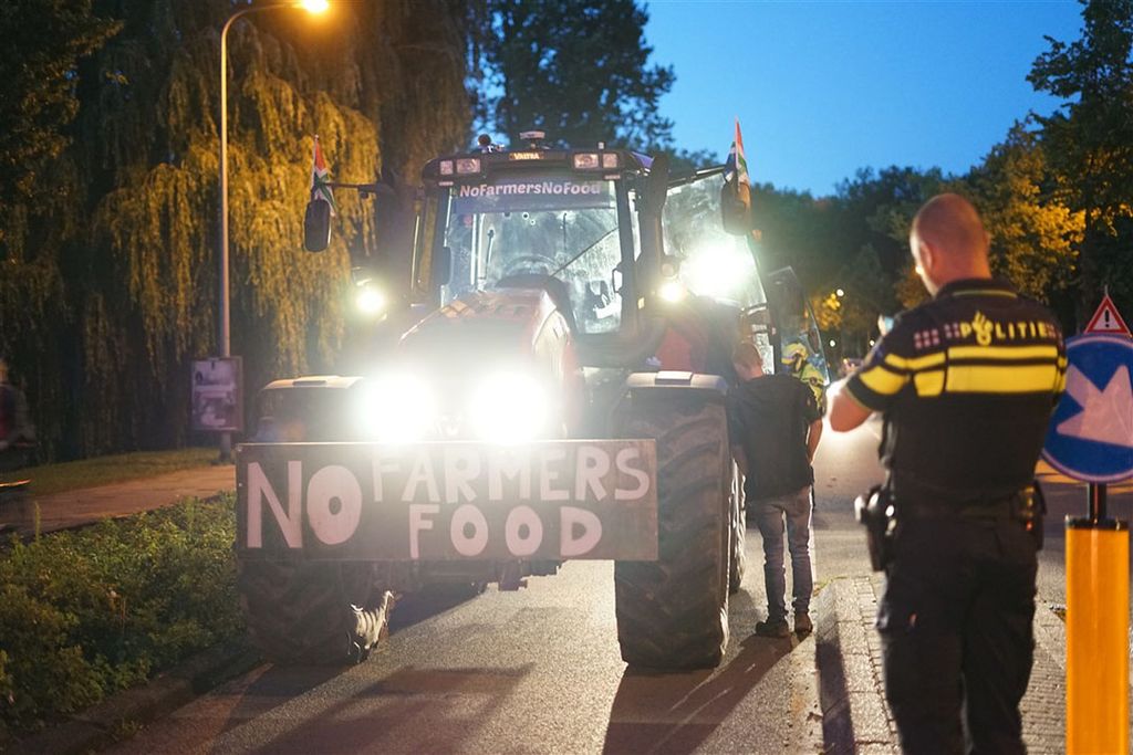 Maandagavond negeerden Groningse boeren het verbod op demonstratie met trekkers. Zij kunnen een bekeuring verwachten. - Foto: ANP