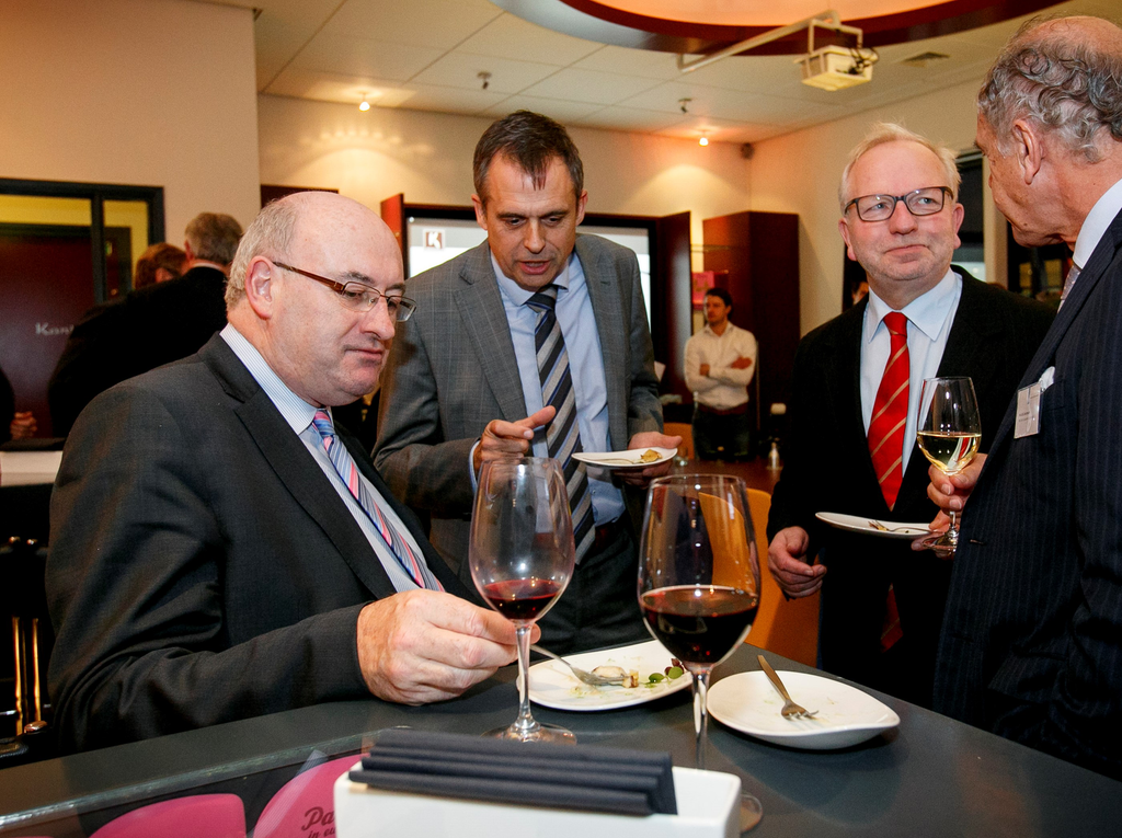 Foto: RBI. Eurocommissaris (l) in overleg met Nederlandse bestuurders van LTO (tweede van links Nico van Ruiten)