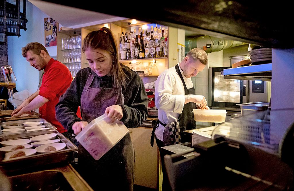 Personeel van een restaurant maakt afhaalmaaltijden klaar. In de horeca werken veel ZZP’ers die zichzelf aan de eigenaar verhuren. Foto: ANP