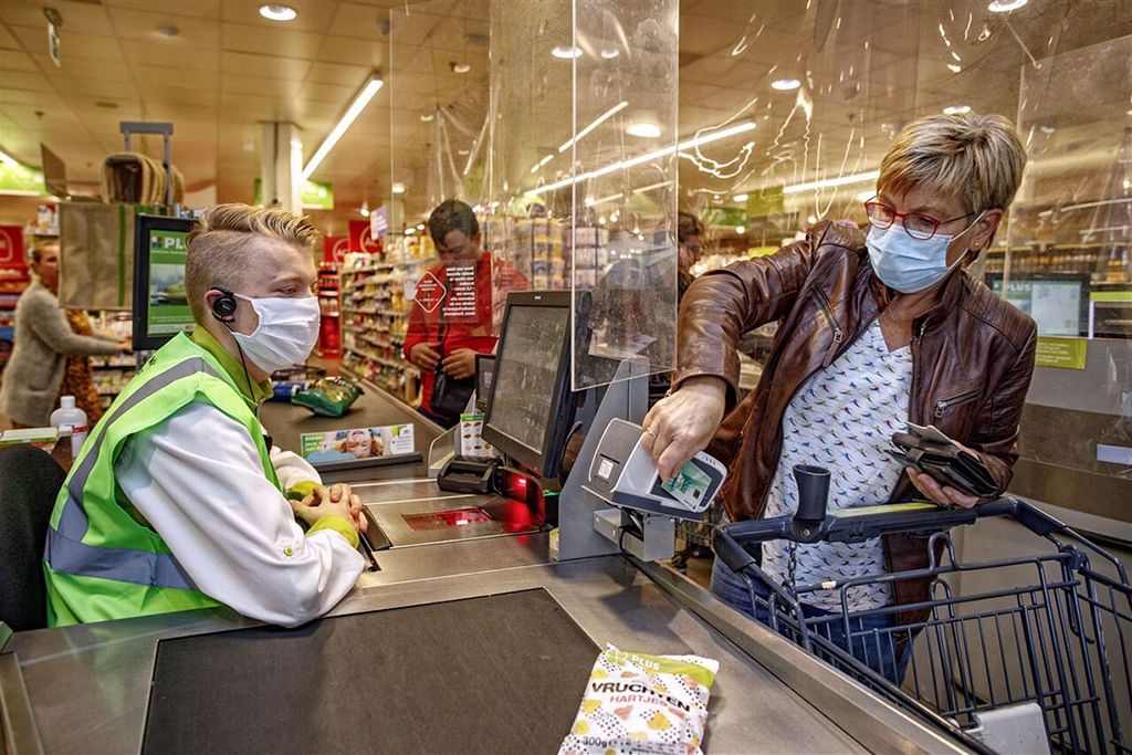 Boodschappen afrekenen bij de kassa. In maart en april doken de consumentenprijzen van voedingsmiddelen onder het niveau van dezelfde maand van vorig jaar.- Foto: ANP