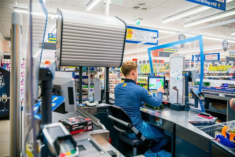 De omzet van supermarkten daalde met 1,6% en het volume nam af met 6,2%. Foto: ANP