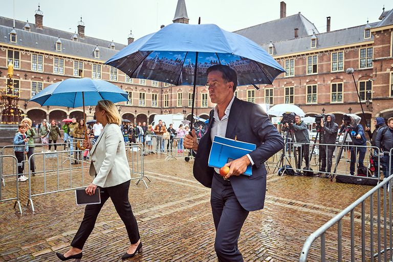Mark Rutte en Sigrid Kaag lopen over het Binnenhof voor een gesprek met informateur Mariette Hamer. - Foto: ANP