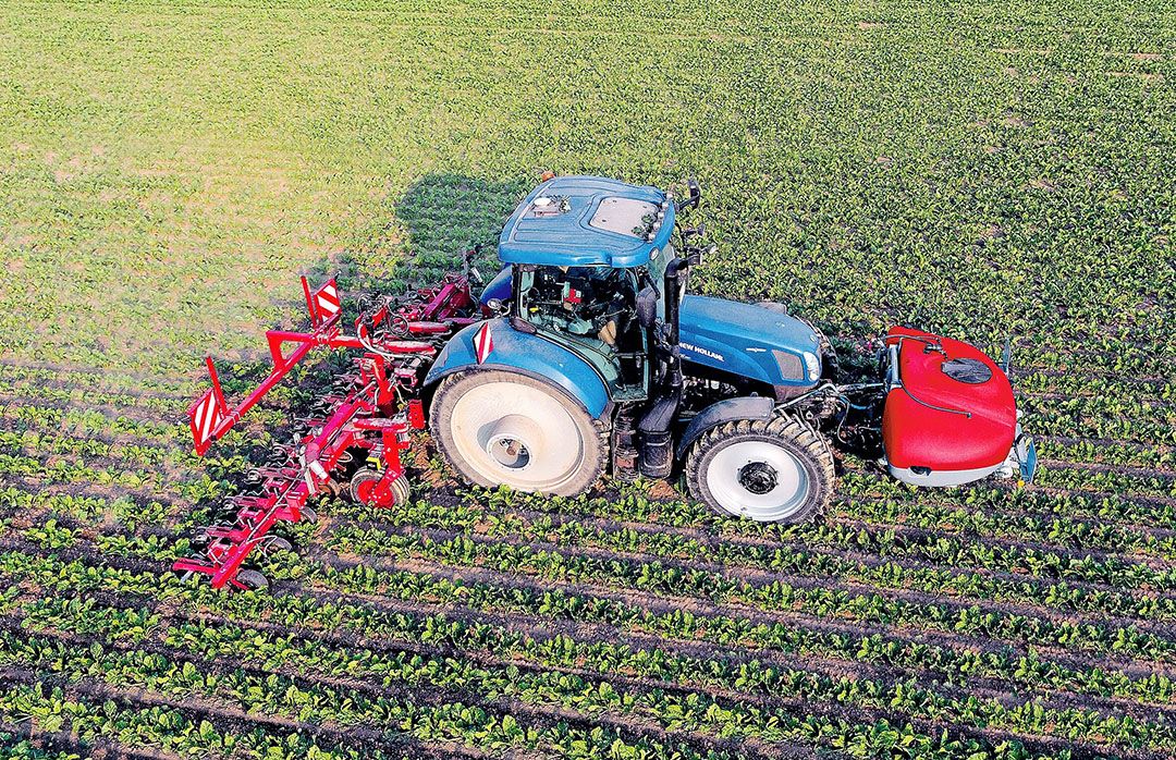 De SprayHub - met eigen regeling, roerwerk en reiniging - is in feite een volwaardige spuit, maar dan zonder spuitbomen. - Foto's: Lemken