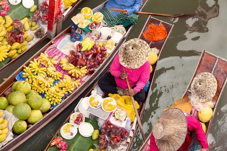 Drijvende markt in Thailand. - Foto: Canva/izzetugutmen