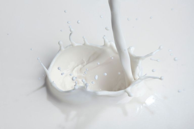 Lokaal is de productie zo groot in de VS dat melk wordt gedumpt.  - Foto: Canva/DirkRietschel
